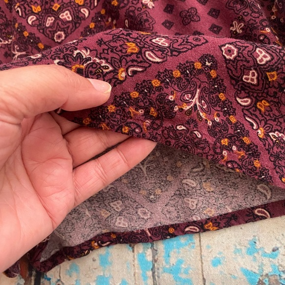 Forever 21 Women's Long Sleeve V-Neck Paisley Print Romper Size Large - Picture 11 of 12